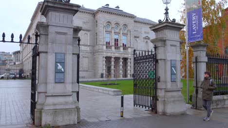 Puerta-De-Entrada-De-La-Famosa-Galería-Nacional-De-Casas-De-Irlanda-En-Dublín,-Irlanda