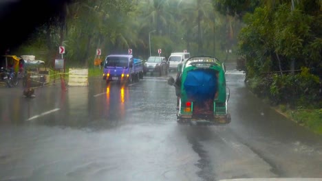 Starker-Regen-Sorgt-Für-Schlechte-Fahrbedingungen