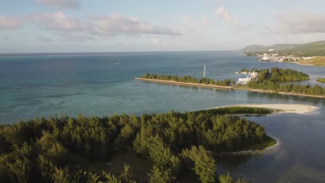 Luftaufnahme-Der-Fischerbucht-In-Saipan,-Nördliche-Marianeninseln-Während-Einer-Goldenen-Stunde