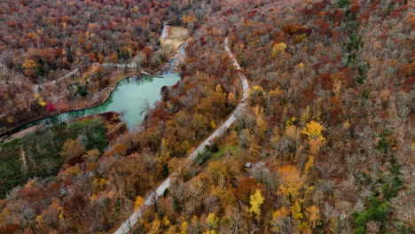 Fluss--Und-Herbstbäume-An-Den-Road-Mountains-In-Der-Nähe-Des-Devil&#39;s-Den-State-Park,-Arkansas,-Vereinigte-Staaten