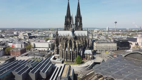 Cologne-Cathedral-in-Germany-on-sunny-day,-static-Aerial