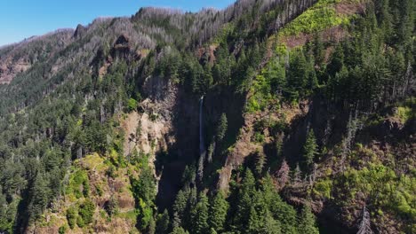 Luftumlaufbahn-Des-Wasserfalls-In-Den-Bergen