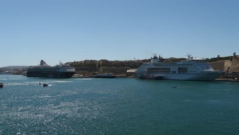 Cruceros-Columbus-Y-Mein-Schiff-Amarrados-En-El-Gran-Puerto-De-La-Valeta.