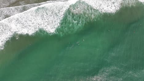 Luftaufnahme-Von-Surfern-Und-Wellen-Von-Oben-Nach-Unten