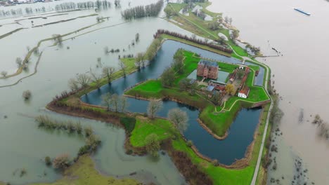 Luftaufnahme-Der-Überschwemmungen-Rund-Um-Das-Schloss-Lovestein-Außerhalb-Von-Rotterdam,-Während-Schwere-Stürme-Das-Gebiet-Heimsuchen-Und-Dazu-Führen,-Dass-Der-Fluss-Waal-über-Die-Ufer-Tritt