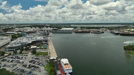 Drohnenansicht-Eines-Geschäftigen-Hafens-Von-Tampa,-Florida