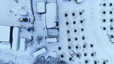 Draufsicht-Auf-Die-Schneebedeckte-Nachbarschaft-Im-Europäischen-Land-Im-Winter