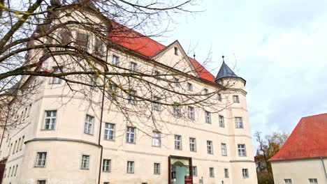 Historische-Architektur-Des-Schlosses-Hartheim-In-Der-Nähe-Des-Dorfes-Alkoven-In-Oberösterreich