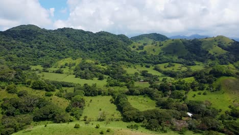 Luftaufnahme-Von-Grünen-Bergen-Mit-Feldern-Im-Regenwaldgebiet-Von-Yucatán,-Mexiko