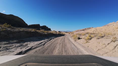 POV-Fahrt-Im-Geländewagen-Durch-Die-Zerklüftete-Wüstenlandschaft-Von-Utah