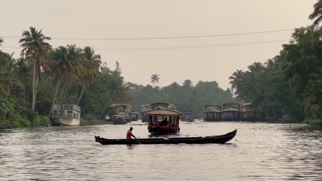 Toma-Pov,-Muchos-Barcos-Van-En-Medio-Del-Agua-Y-Está-Sucediendo-La-Hora-Del-Atardecer,-Hermosa-Toma-De-Kerala
