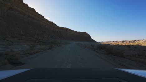 POV-Conduciendo-Un-SUV-De-Factory-Butte-Road-Con-La-Cordillera-De-Utah-A-La-Izquierda