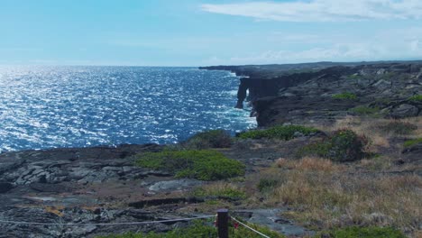 Pacific-ocean-and-iconic-Holei-Sea-Arch-in-Hawaii,-distance-view