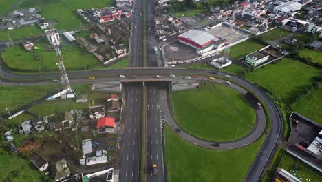 Traffic-navigate-Machachi-Aloasi-intersection-Ecuador-Panamericana-highway