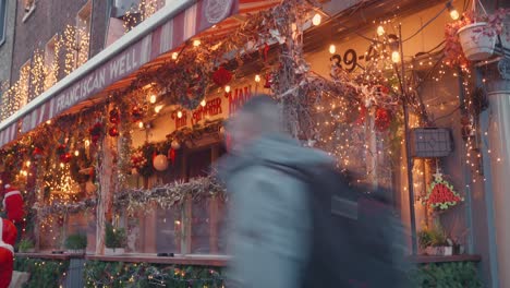 The-Ginger-Man-Pub-Is-Decorated-During-The-Christmas-Season-In-Dublin-City,-Ireland