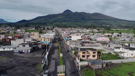 Der-Vulkan-El-Corazón-überblickt-Aloasi,-Ein-Drohnenschuss-Aus-Ecuador-Zeigt-Den-Stadteingang