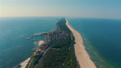 Drohnenaufnahme-über-Der-Halbinsel-Hel-In-Polen-Mit-Strand-Und-Meer-Im-Hintergrund