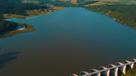 Lago-Azul-Prístino-Creado-Por-Una-Larga-Presa-Utilizada-Para-El-Riego-Con-Drones