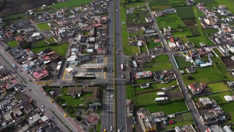Die-Kreuzung-Des-Pan-American-South-Highway-35-Teilt-Machachi,-Äquator-Luftaufnahme