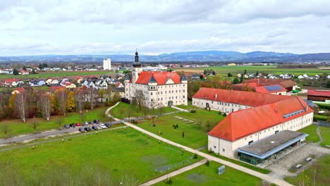 Luftaufnahme-Der-Burg-Hartheim---Einem-Lern--Und-Gedenkstättengebäude-In-Alkoven-In-Oberösterreich