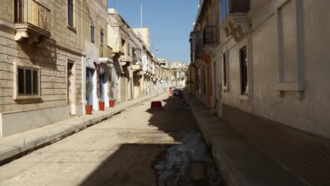 Calle-Estrecha-Y-Vacía-En-Construcción-En-Tarxien
