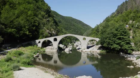 Drohne-Schwenkt-Von-Der-Linken-Zur-Rechten-Seite-Des-Bildes-An-Der-Teufelsbrücke-In-Ardino-Am-Fuße-Des-Rhodope-Gebirges-In-Bulgarien