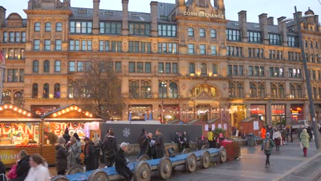 The-market-around-the-Christmas-holidays-in-Manchester,-United-Kingdom