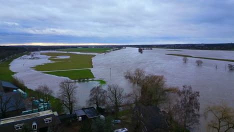 Die-Maas-In-Limburg,-Niederlande,-Taucht-An-Den-Ufern-Von-Überschwemmungsgebieten-Unter-Wasser-Auf
