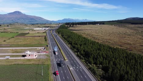 Ecuador-Autobahn-E35-Hauptroute-Im-Kanton-Mejia-Pichincha-Provinz-Drohnenansicht