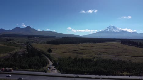 Schneebedeckte-Vulkangipfel-Cotopaxi-Ruminahui-Von-Der-Autobahn-E35-In-Ecuador.-Luftaufnahmen