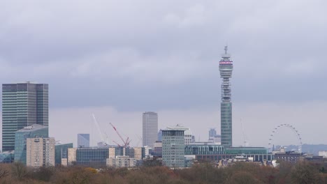 Graue-Wolken-Am-Himmel-über-Dem-London-Eye-Und-Berühmten-Wohnhäusern-Mit-Baukran