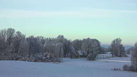 Zeitrafferaufnahme-Der-Wolkenbewegung-über-Einem-Holzhaus-Mit-Weißem,-Schneebedecktem-Boden-An-Einem-Kalten-Wintertag