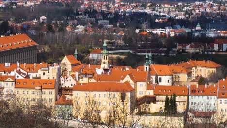 Vista-De-La-Ciudad-Pequeña-De-Praga,-República-Checa-Desde-La-Colina-Petřín