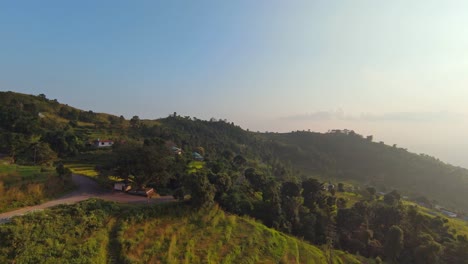 Drohne-Steigt-Bei-Sonnenuntergang-Zur-Goldenen-Stunde-über-Terrassenförmig-Angelegte-Felder-In-Der-Nepalesischen-Landschaft-Auf