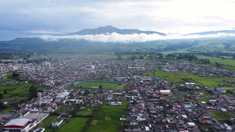 Ciudad-De-Machachi-Con-El-Estadio-El-Chan-Y-El-Lejano-Volcán-Pasochoa-Ecuador