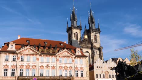 El-Palacio-Golz-Kinsky-Y-La-Iglesia-De-Nuestra-Señora-Ante-Týn-En-Praga,-República-Checa