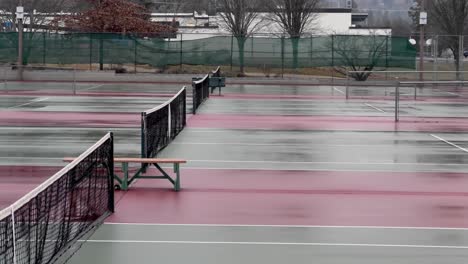 Wet-tennis-courts-on-a-rainy-day-in-Ashland,-Oregon