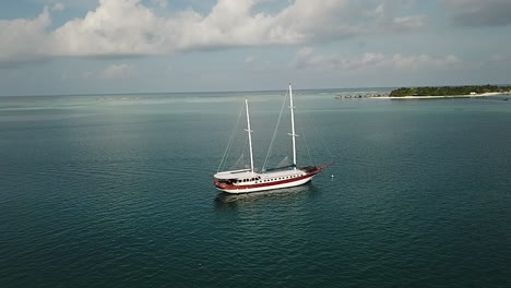 Aerial-view-of-Sail-boat-in-the-Indian-ocean,-Maldives