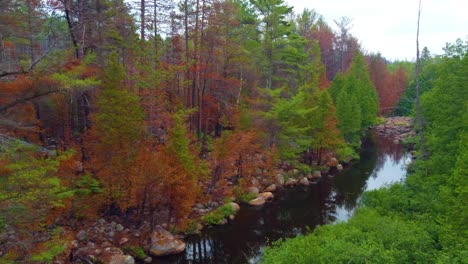 Waldlandschaft-Im-Freien-Im-Herbst-Herbstskyline-Spiegelt-Sich-Im-Wasserstrom-Kanadas