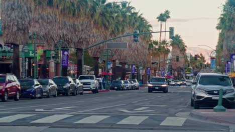 Autos-Fahren-In-Der-Innenstadt-Von-Palm-Springs,-Kalifornien,-Mit-Lens-Flare-Effekt