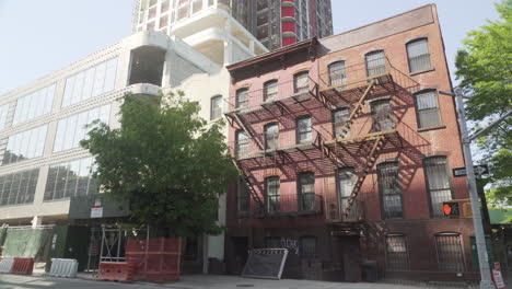 Nueva-Construcción-De-Condominios-En-Brooklyn-Inclinada-Hacia-Arriba-Desde-El-Edificio-De-Antes-De-La-Guerra.