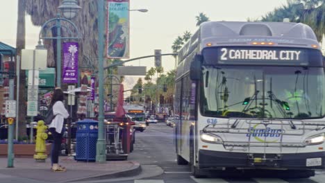 Öffentlicher-Bus-Fährt-In-Der-Innenstadt-Von-Palm-Springs,-Kalifornien,-In-Zeitlupe-Mit-Linseneffekt