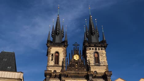 Schöne-Fassade-Der-Kirche-Unserer-Lieben-Frau-Vor-Dem-Teyn-Prag,-Tschechische-Republik
