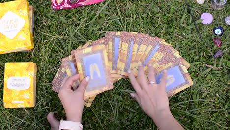 Nahaufnahme-Von-Mädchenhänden,-Die-Engelhafte-Orakel-Tarotkarten-Mischen