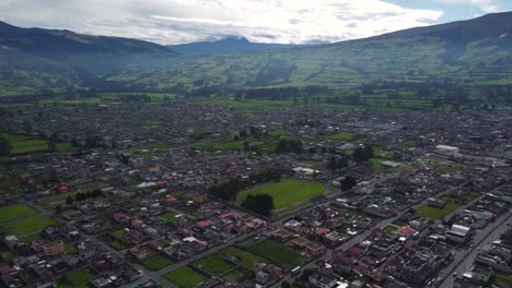 Luftaufnahme-Der-Stadt-Machachi,-Ecuador,-Entfernter-Vulkanberg-Sincholagua