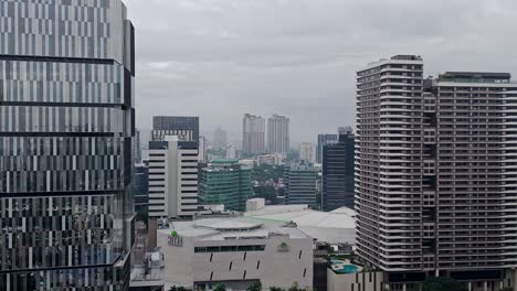 Stadtbild-Der-Stadt-Cebu-An-Einem-Grauen,-Bewölkten-Tag-Mit-Modernen-Hochhäusern