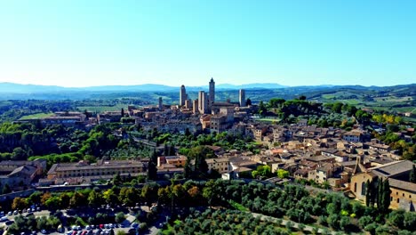 Pan-shot-of-the-town-of-San-Gimignano,-Tuscany,-Italy-with-its-famous-medieval-tower