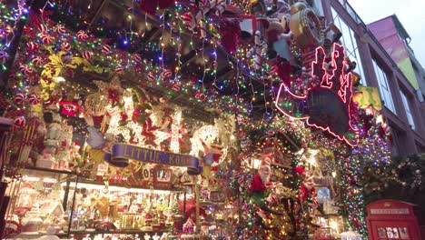 Little-Kook's-Shop-of-Curiosities-With-Christmas-Decors-And-Lights-In-Athens,-Greece