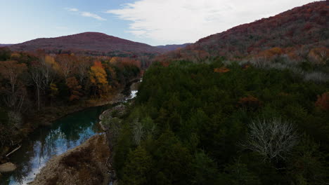 Herbstliches-Waldtal-Und-Ein-Fluss-Des-Lee-Creek-In-Der-Nähe-Von-Cedar-Flats,-Banyard,-Arkansas,-USA