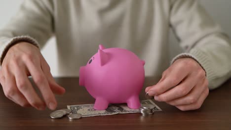 Konzept,-Geld-In-Einem-Sparschwein-Zu-Sparen